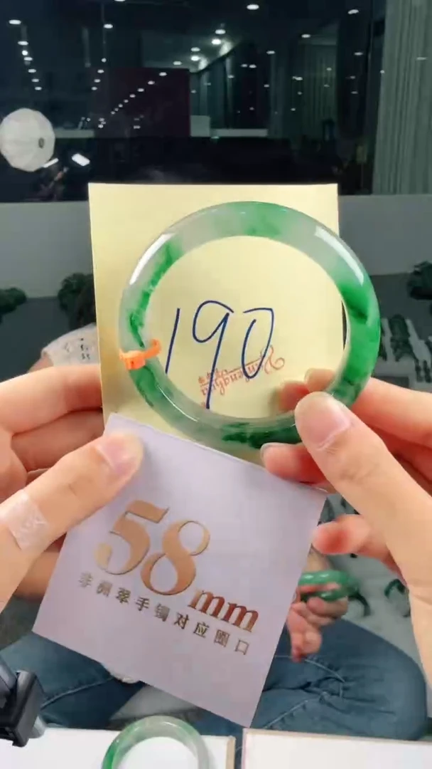 未镶嵌手镯石英质玉（非洲翠）有天然洒金亮片/矿点/棉线190