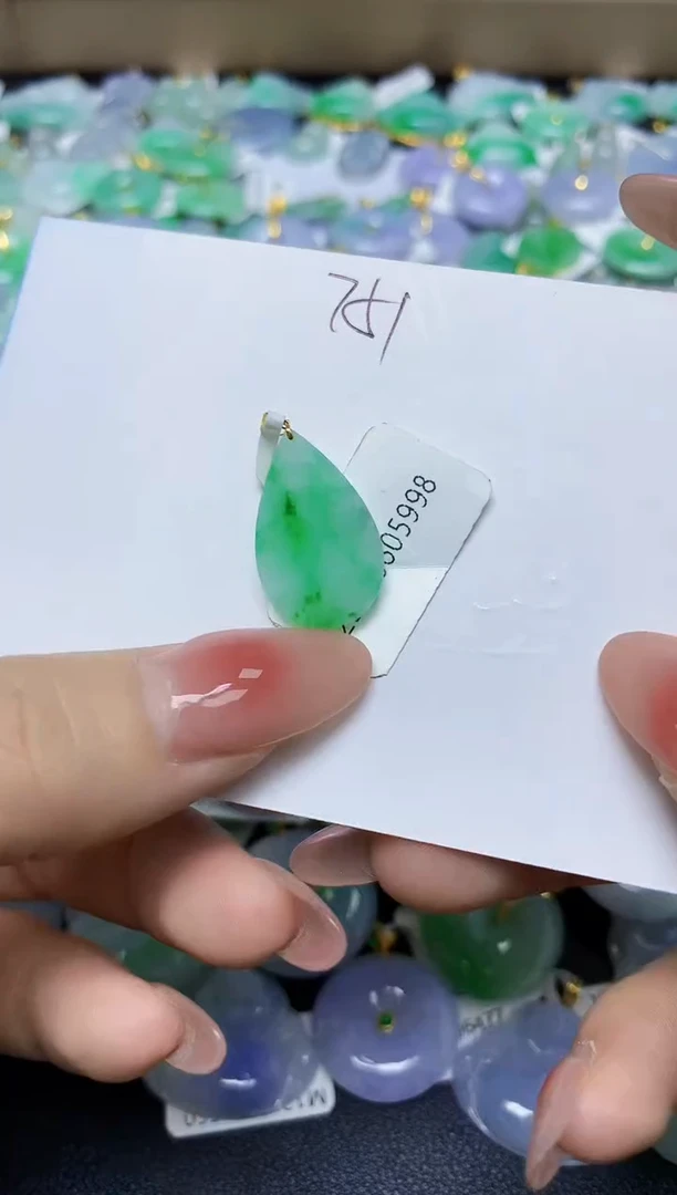 翡翠18K金镶嵌颈饰 天然缅甸翡翠A货