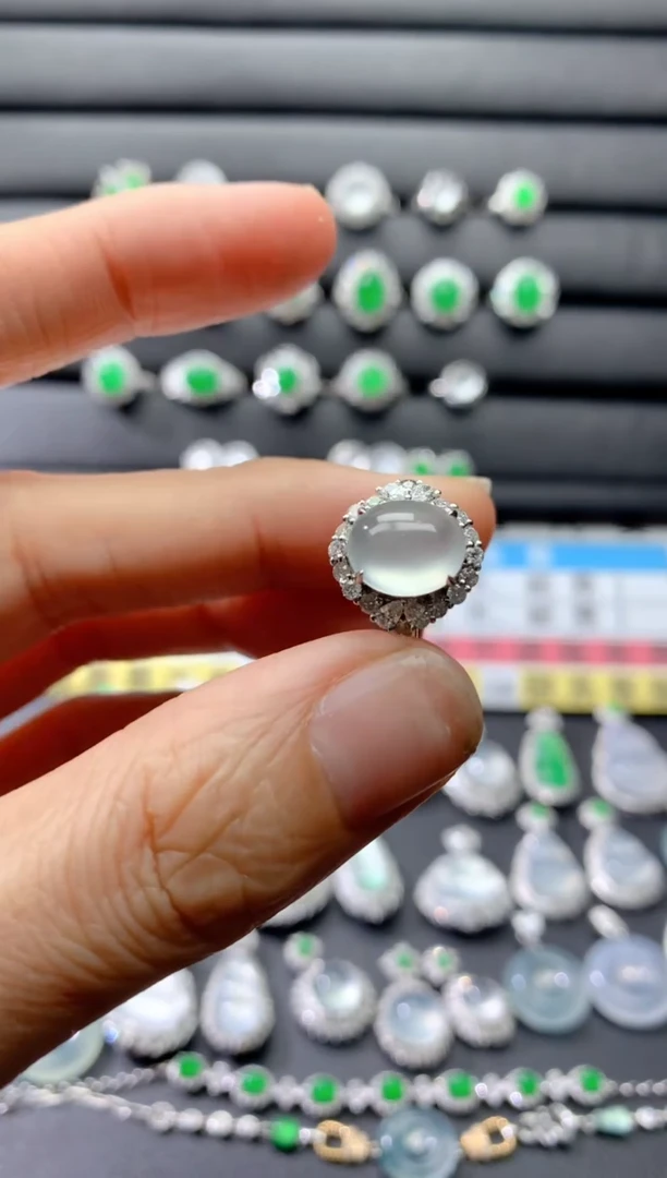 18K金镶嵌戒指翡翠18K翡翠伴钻