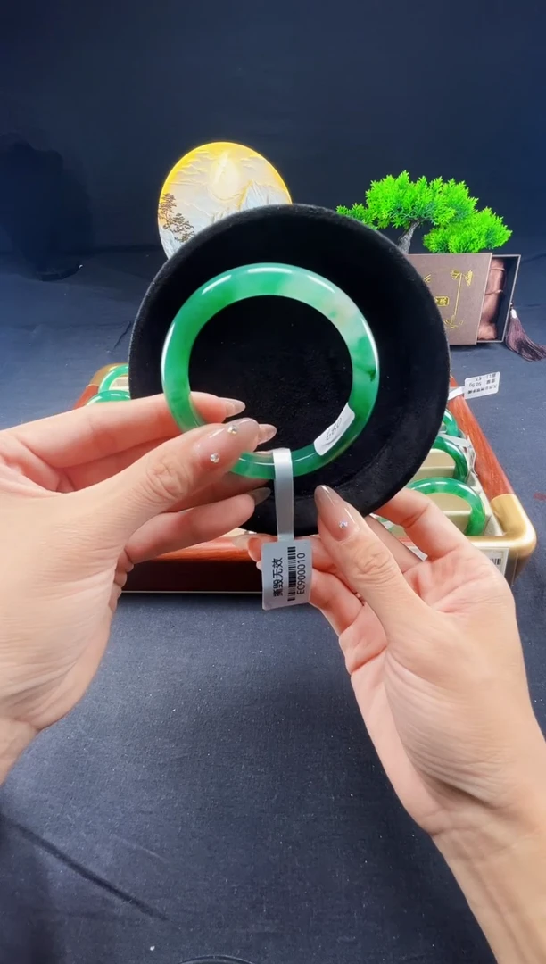 未镶嵌手镯石英质玉（非洲翠）手镯