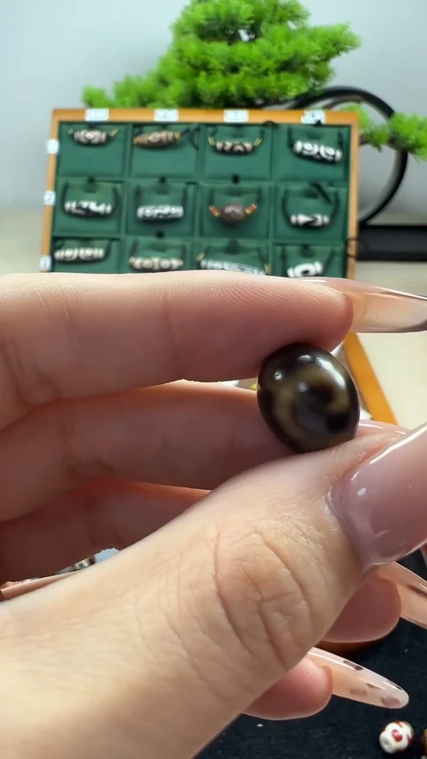 玛瑙/玉髓（覆膜）颈饰未镶嵌7.（微瑕）