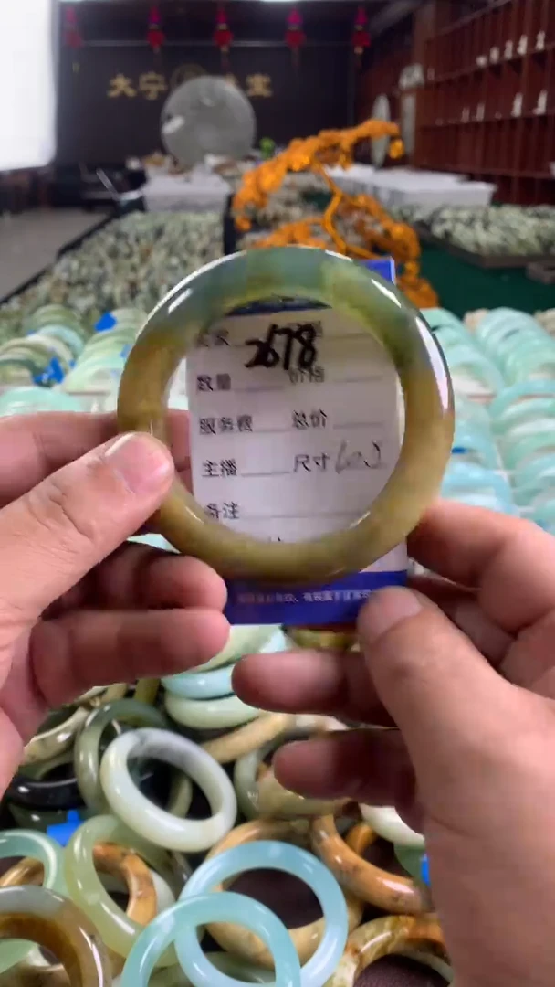 未镶嵌蛇纹石玉手镯蒙**鲨2678