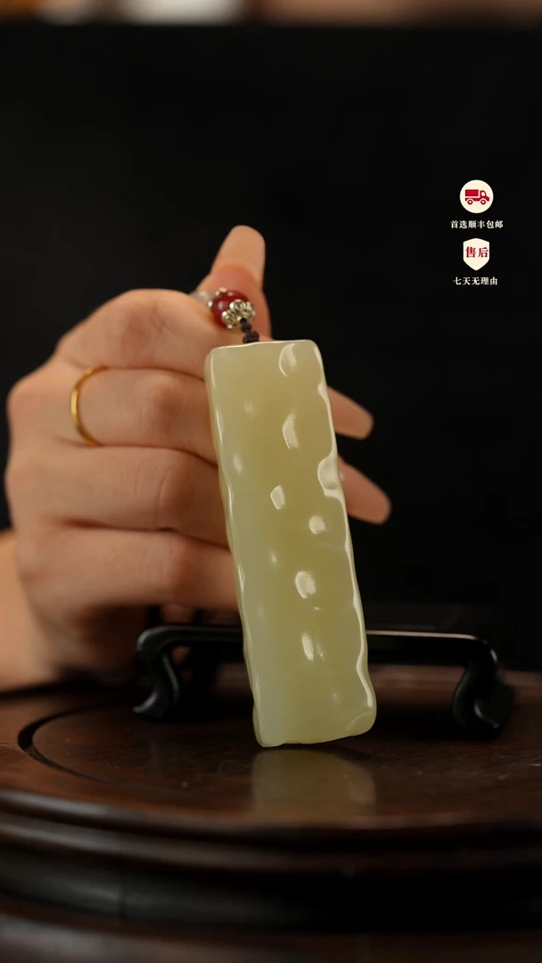 云南石竹叶青雕刻：小奶酪手把件摆件