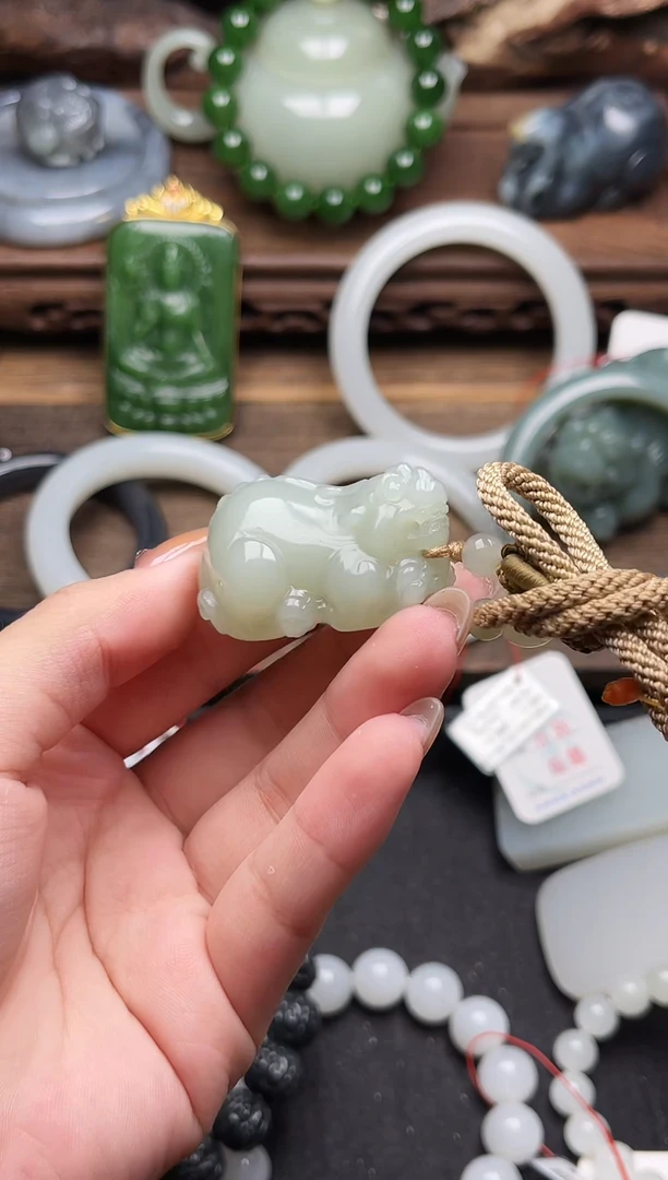 吊坠(不含链)未镶嵌和田玉且末青白 貔貅9003943