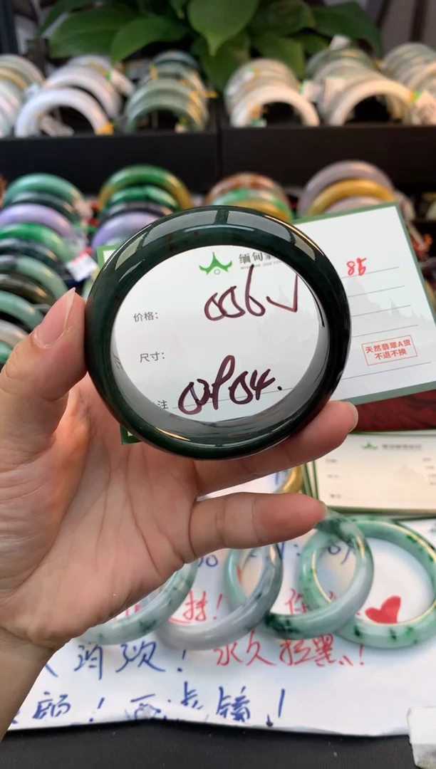 未镶嵌定制翡翠毛货需精细抛光+多人