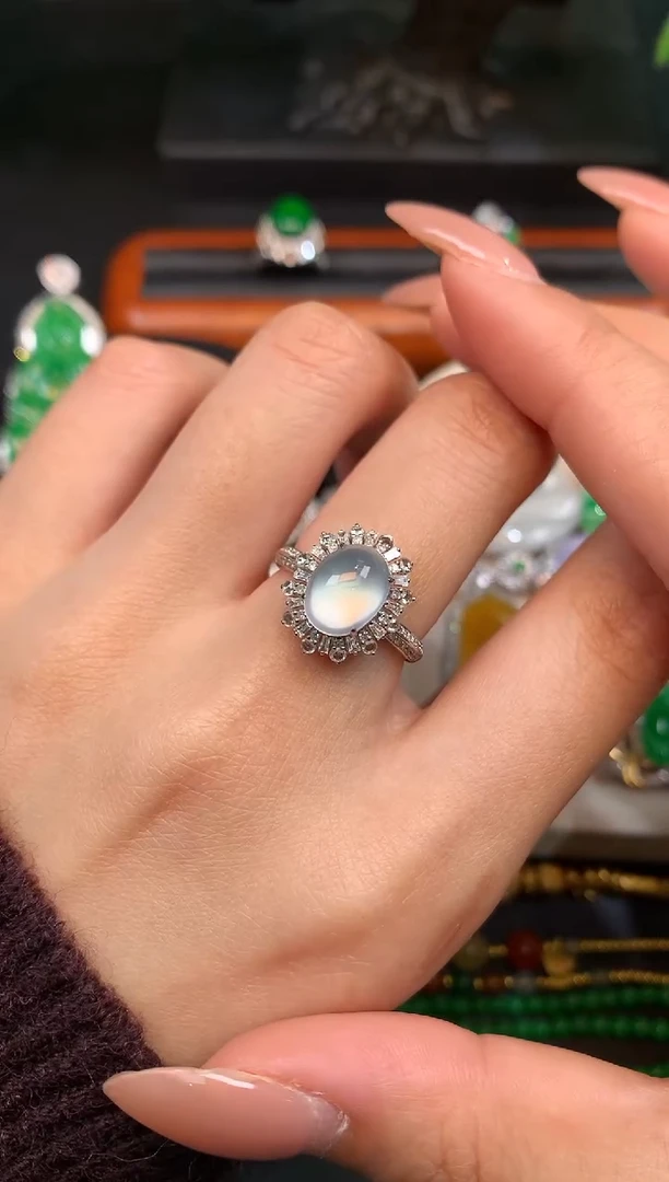 颈饰18K金镶嵌翡翠戒指