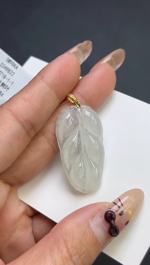颈饰18K金镶嵌翡翠叶子