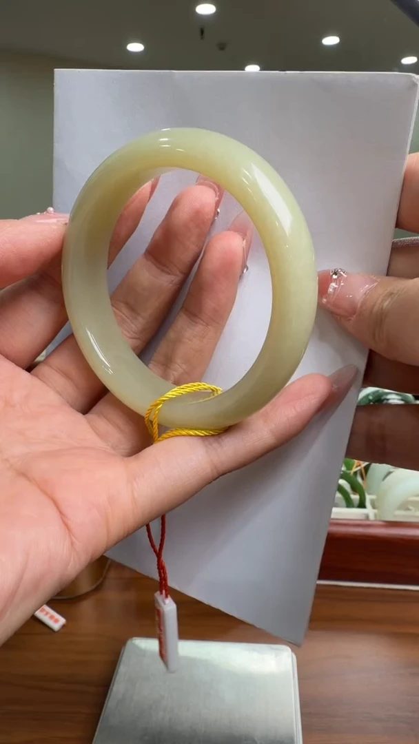 颈饰未镶嵌和田玉手镯54+