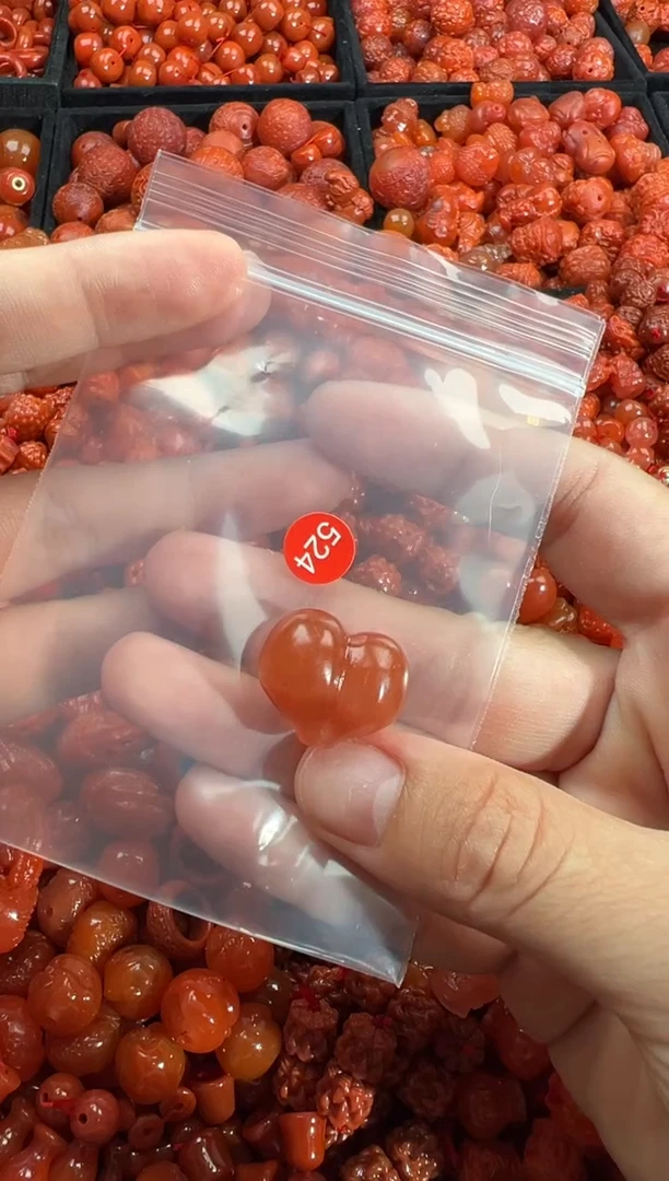 南红玛瑙未镶嵌颈饰1