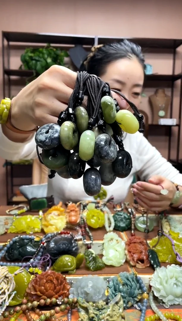 未镶嵌岫玉颈饰多样性发货发其中之一