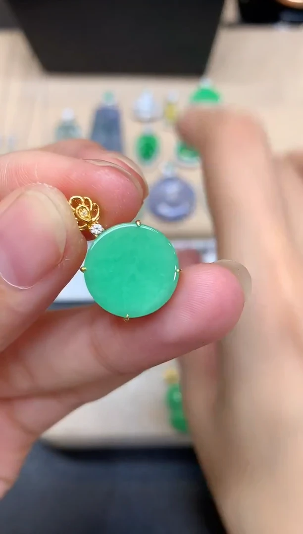 颈饰18K金镶嵌翡翠圆牌【无服务费