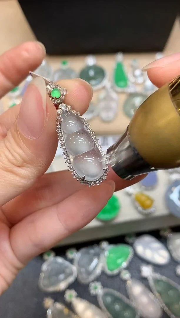 颈饰18K金镶嵌翡翠福豆【无服务费