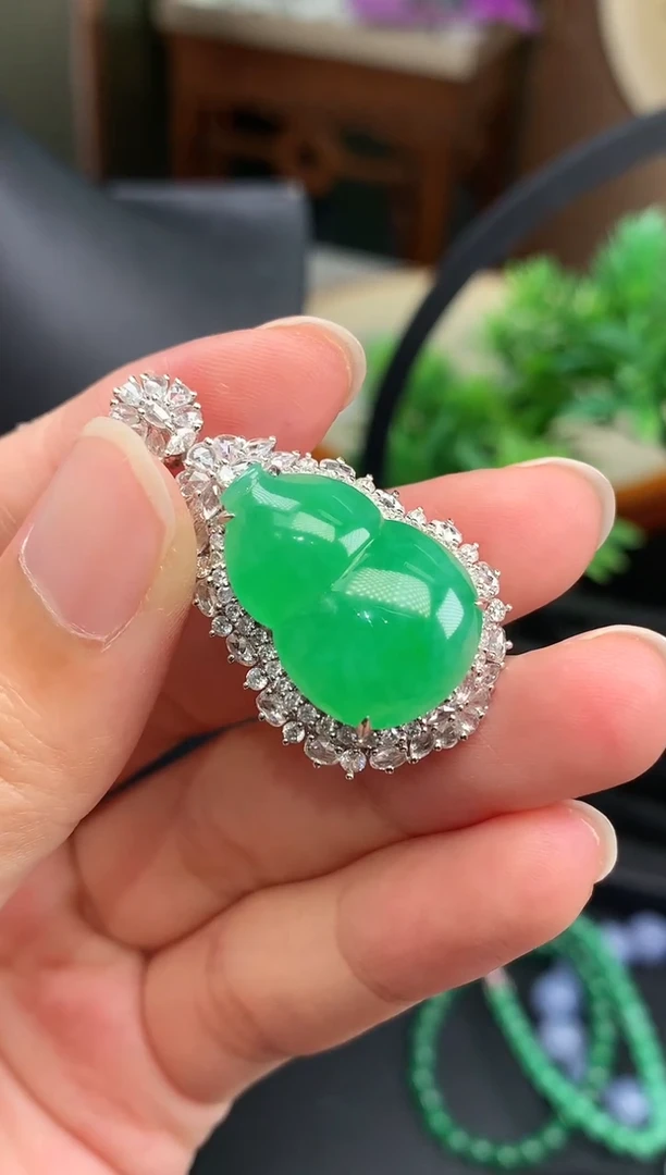 颈饰18K金镶嵌翡翠葫芦