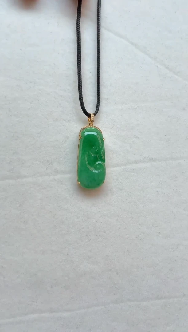 颈饰18K金镶嵌翡翠如意