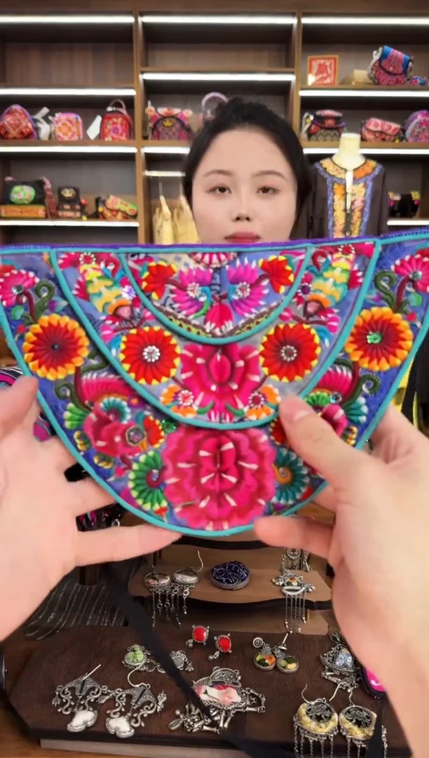 【闪购商品】织绣A48蒙阿苏苗绣传承