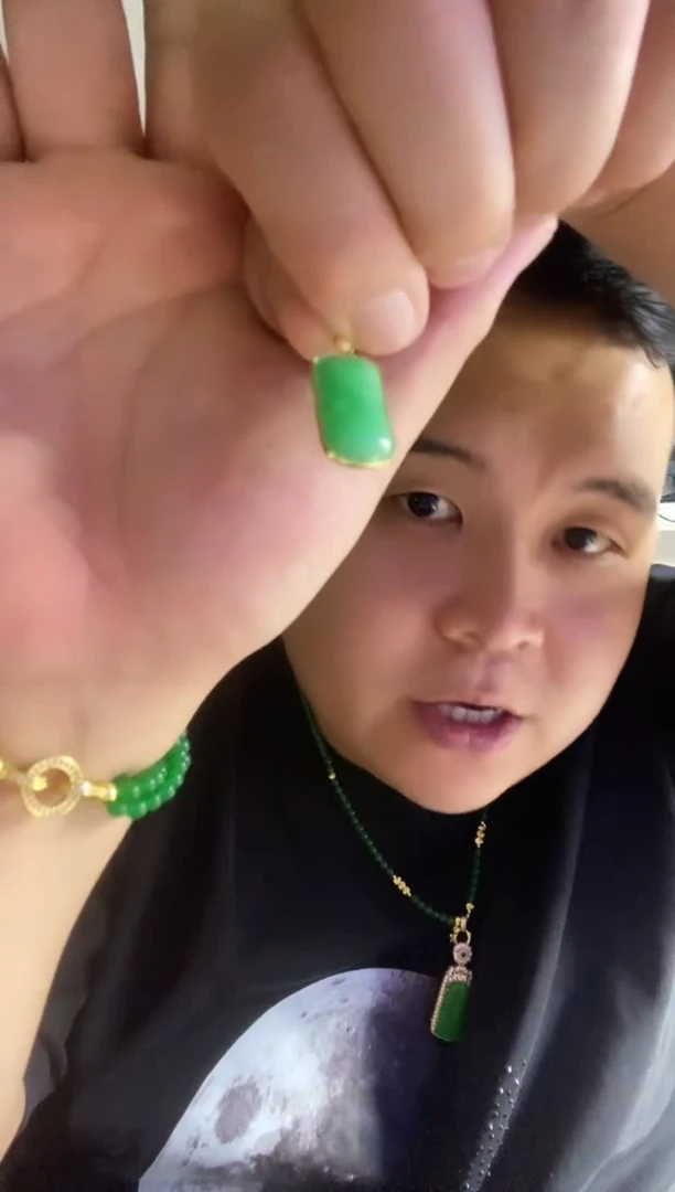 翡翠未镶嵌颈饰无事牌