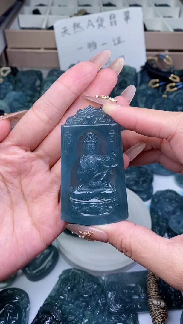 颈饰未镶嵌翡翠