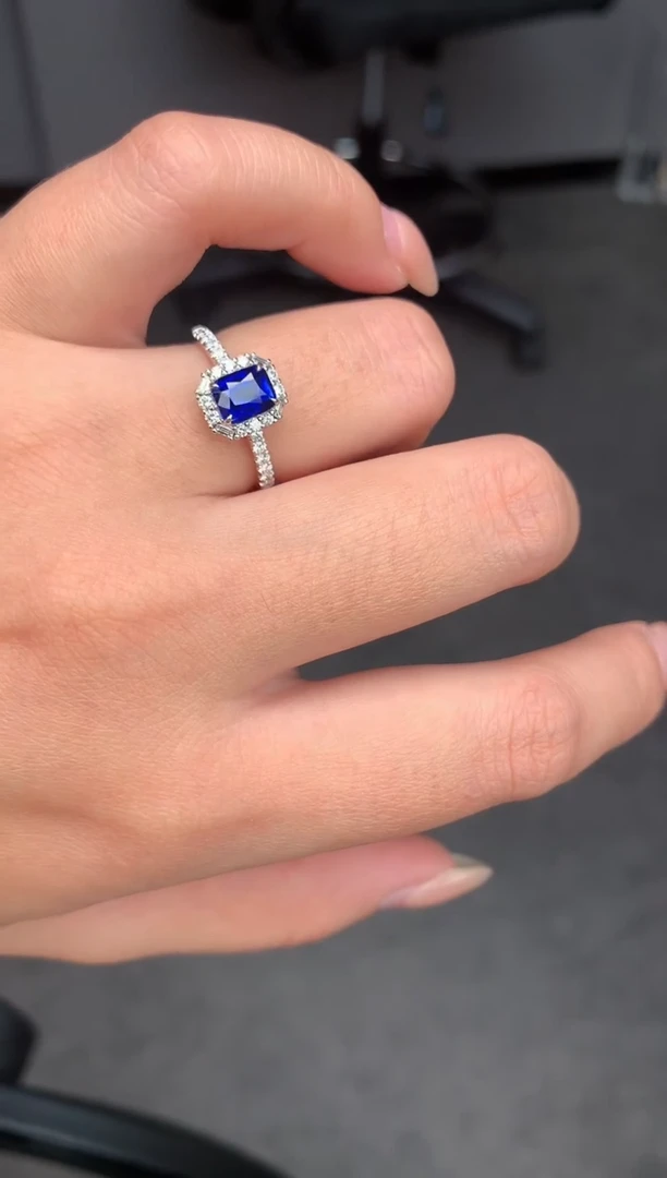 【闪购商品】蓝宝石戒指18K金镶嵌1.1ct皇家蓝戒指