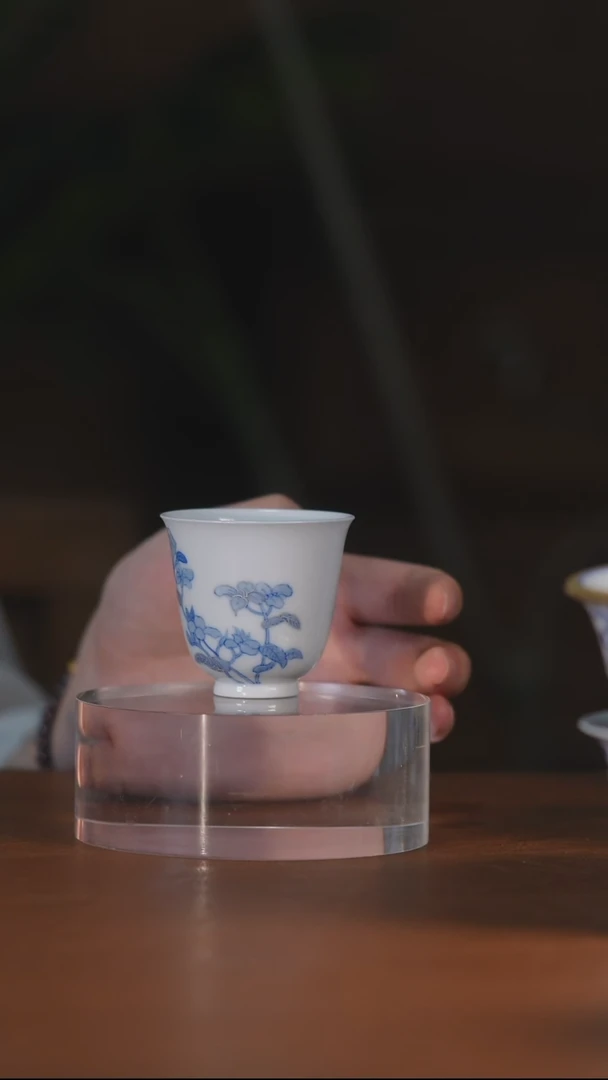 青花描银花卉闻香杯