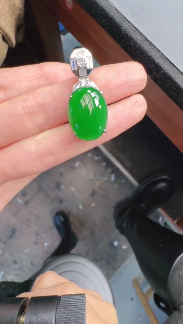 未镶嵌定制翡翠A货有轻微色差属于正常现象，鸽子蛋1