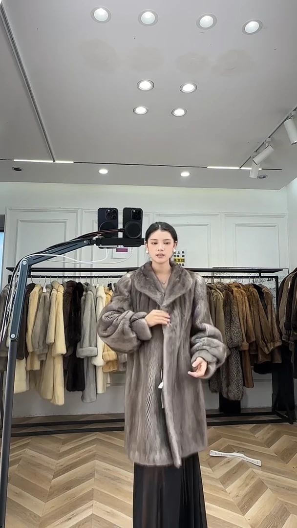 KH678皮草直播间店铺里面有1000多款