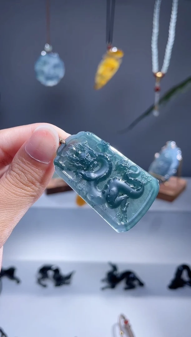 翡翠未镶嵌颈饰龙牌