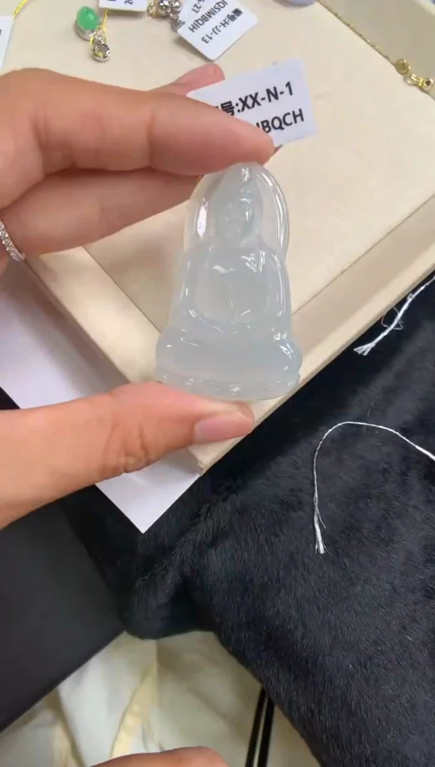 翡翠未镶嵌颈饰观音