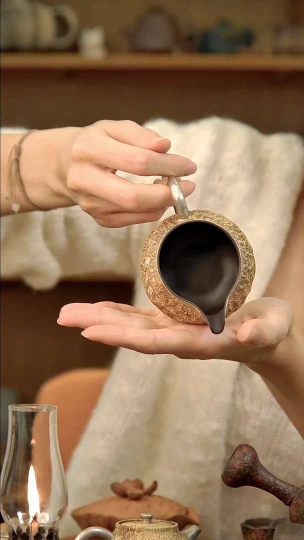 言野手作 粉引仿古锤纹三足公道杯