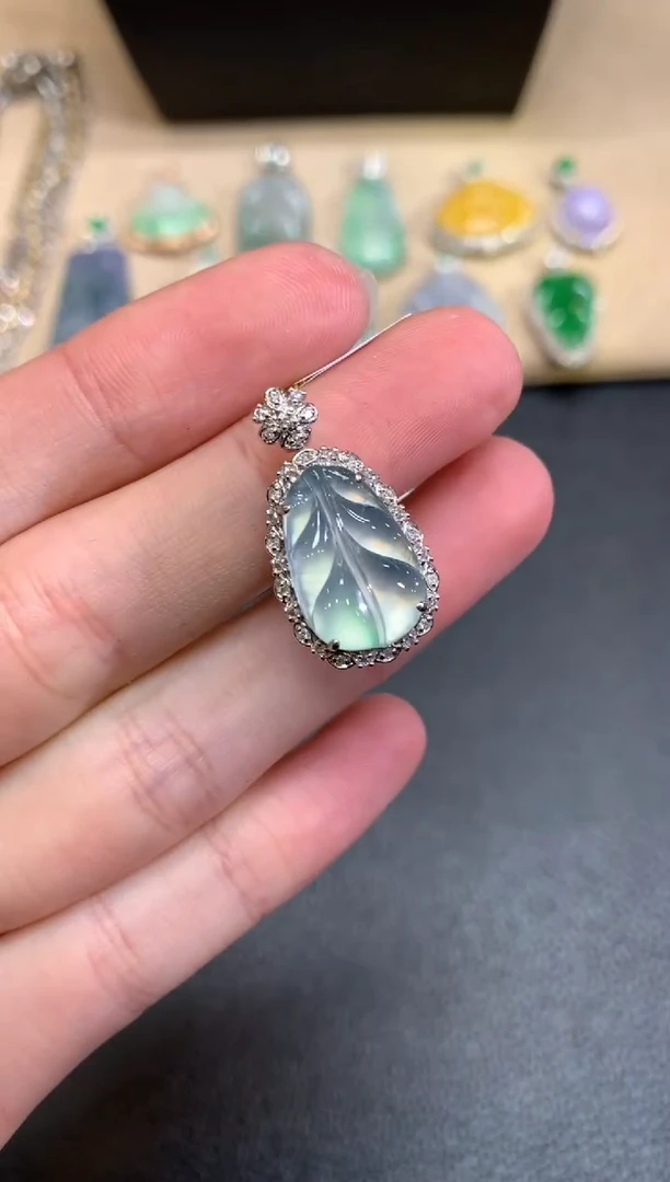 【闪购商品】翡翠颈饰18K金镶嵌叶子【无服务费】