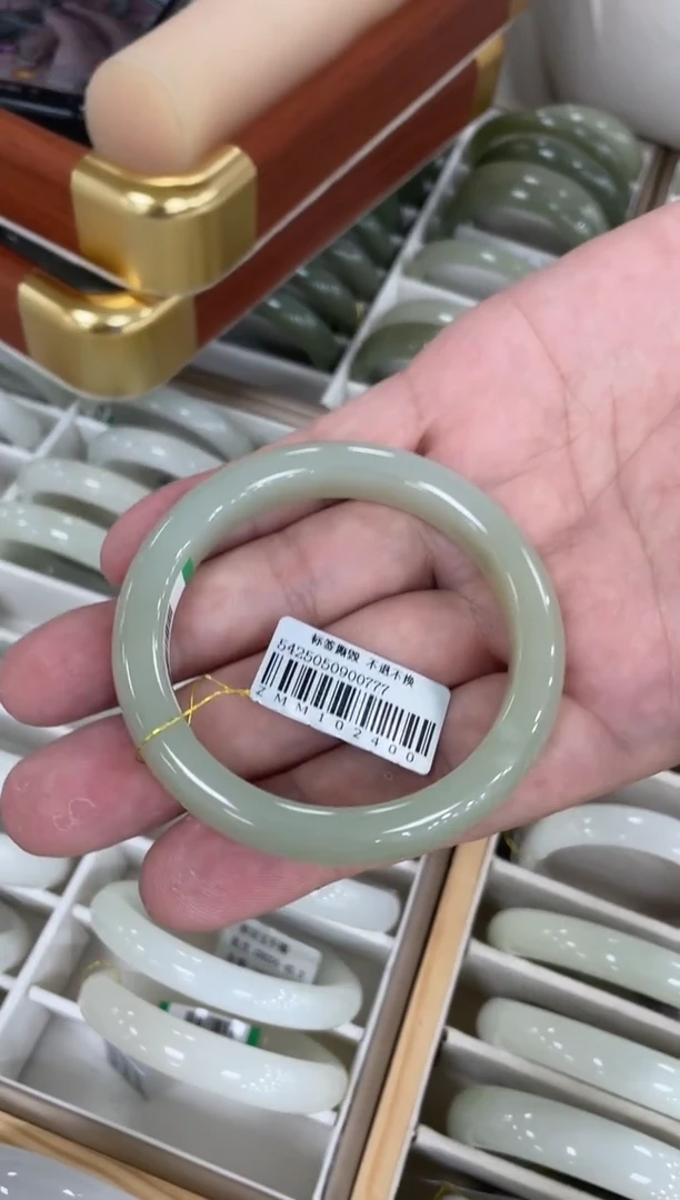 未镶嵌手镯和田玉54-55圈口 2400