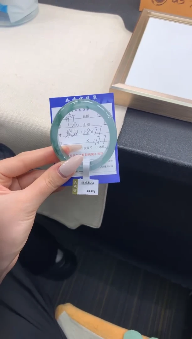 未镶嵌手镯（贵妃镯）翡翠伸***.退货需手镯吊牌标签完好