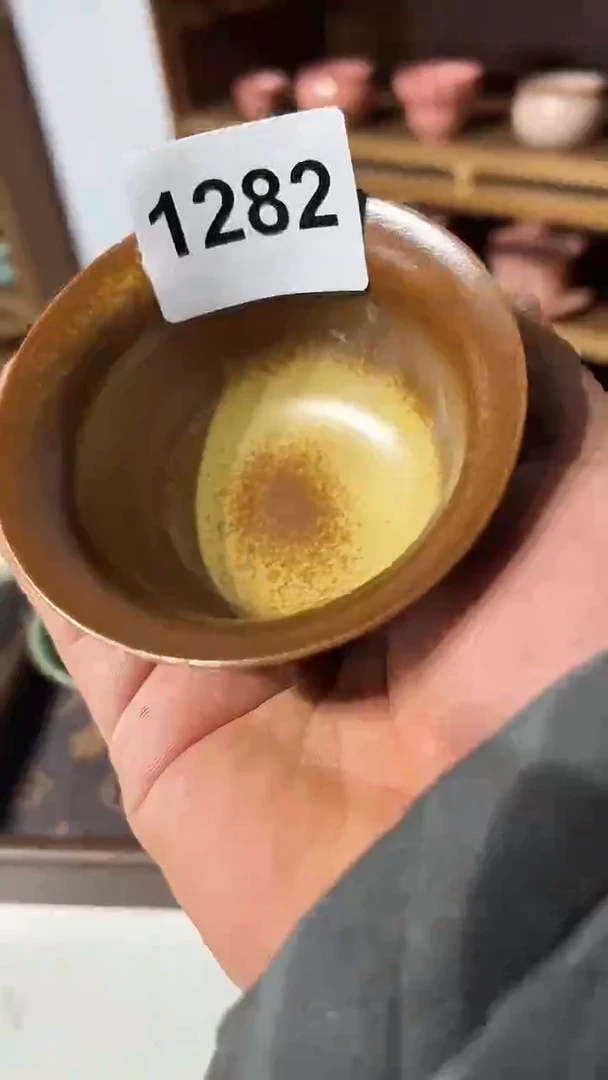 龙泉窑老花压手杯微瑕1282