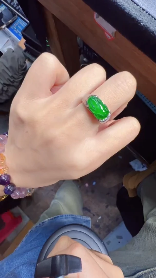 未镶嵌定制翡翠翡翠A货有轻微色差属于正常现象，戒指多样性发货1