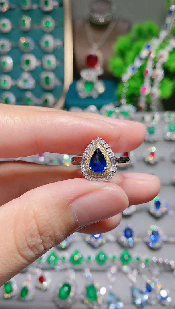 18K金戒指蓝宝石18K金镶嵌.