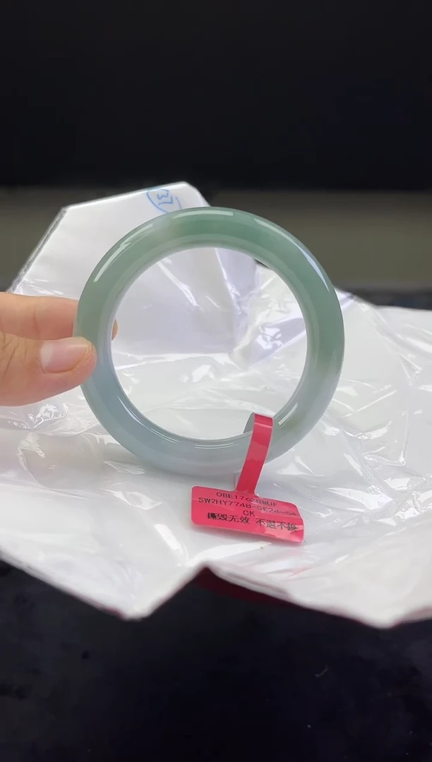 翡翠手镯未镶嵌翡翠手镯