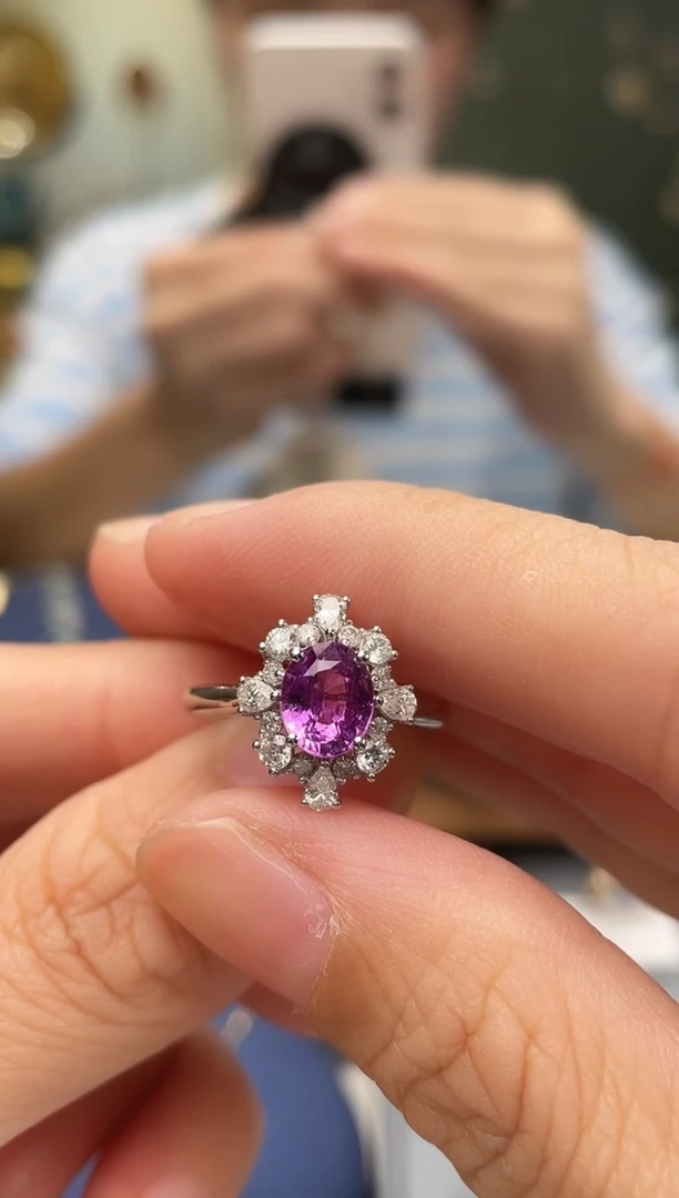 戒指彩色蓝宝石18K金镶嵌无烧粉紫色主石：1.42ct