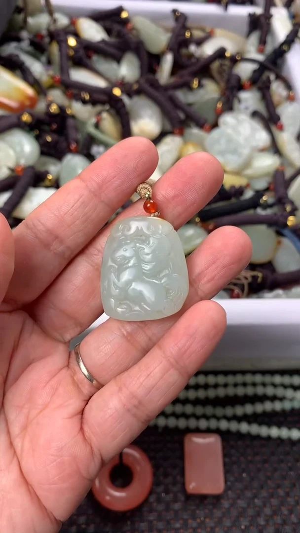 【闪购商品】和田玉颈饰未镶嵌多样性发货没有证书.拍一发一，有瑕