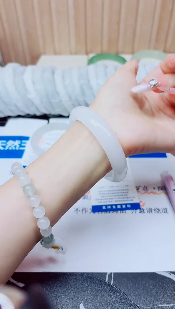未镶嵌手镯石英质玉126/57.2