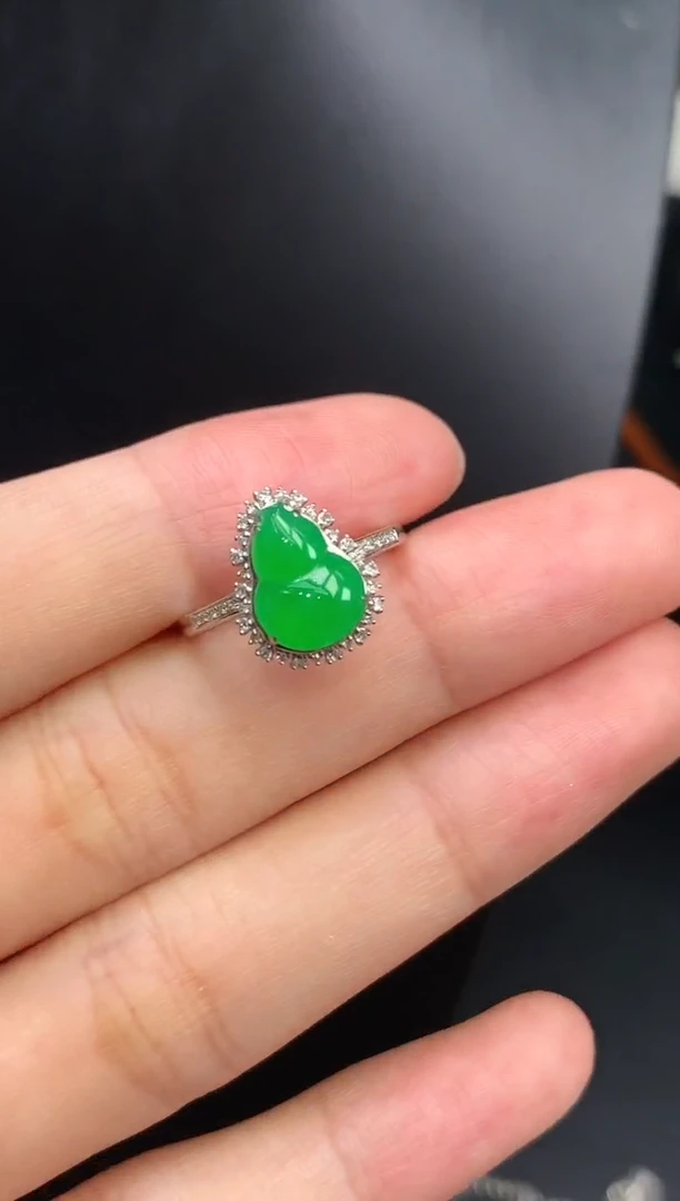 颈饰18K金镶嵌翡翠戒指