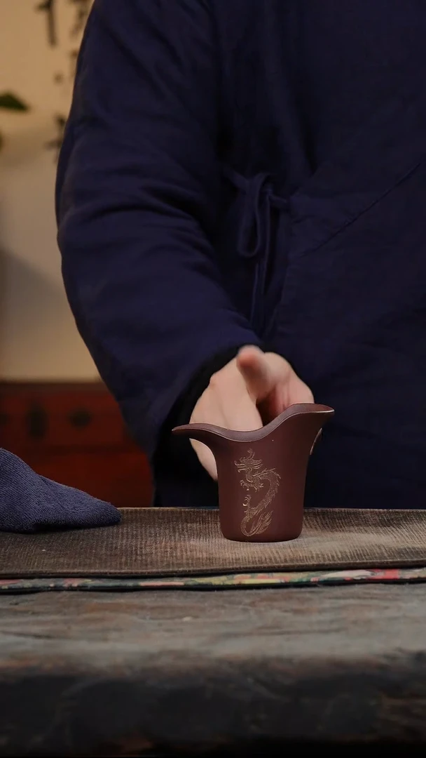 刻绘龙凤呈祥紫砂杯