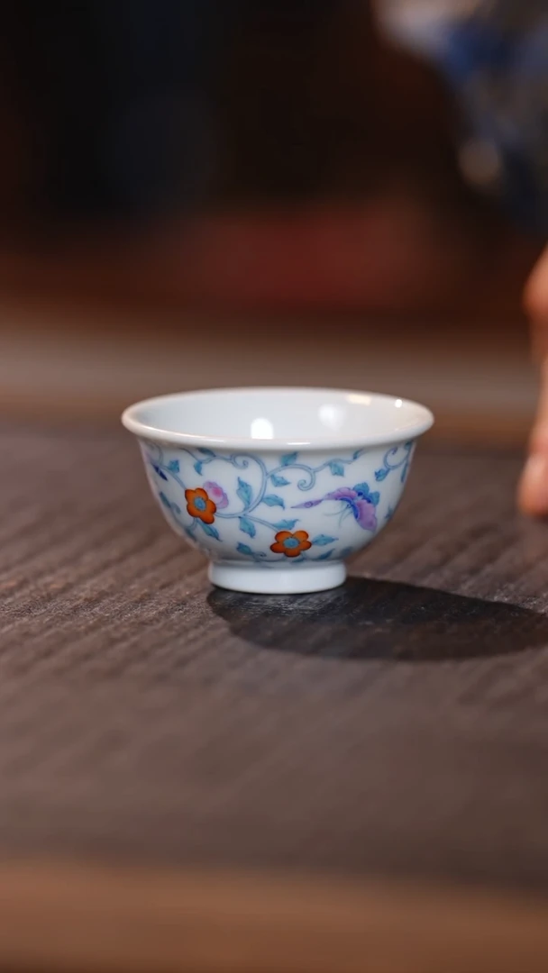 手绘斗彩缠枝蝶恋花小压手