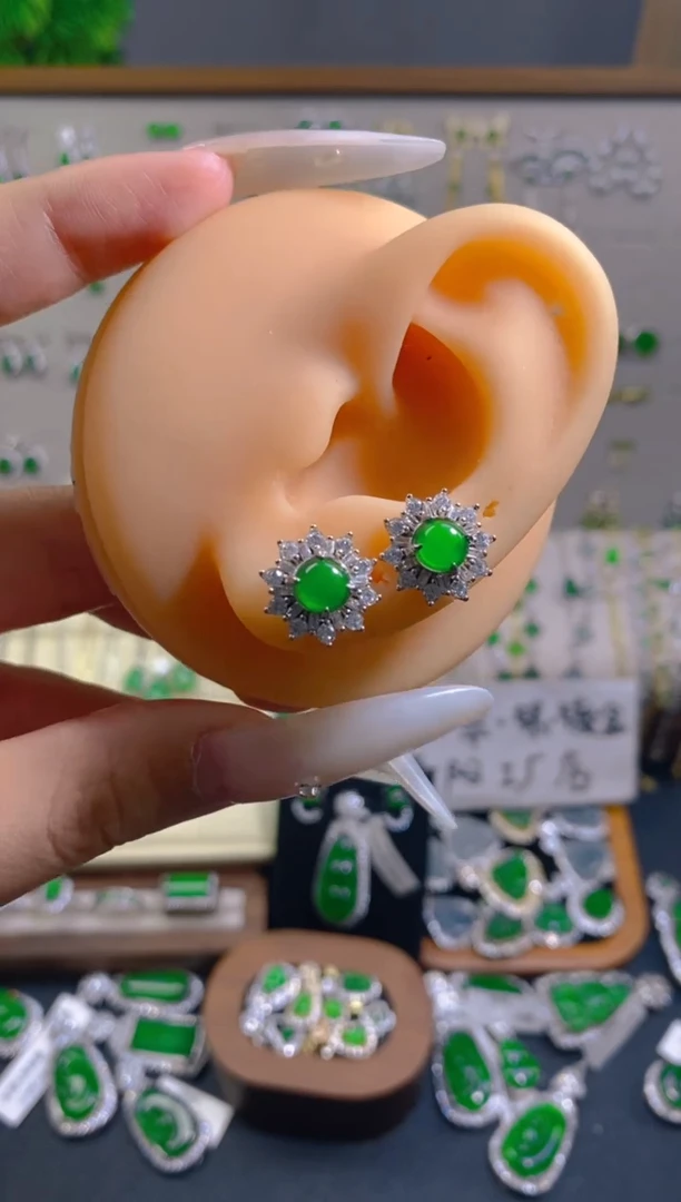 银S925镶嵌翡翠耳饰太阳花耳钉