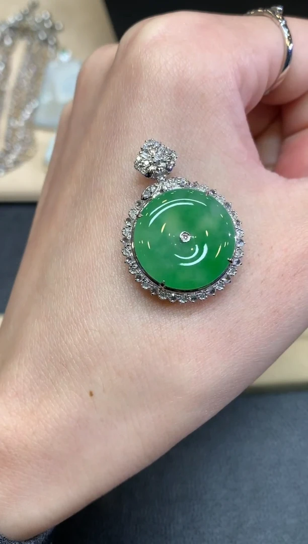 【闪购商品】翡翠颈饰18K金镶嵌平安扣【无服务费】