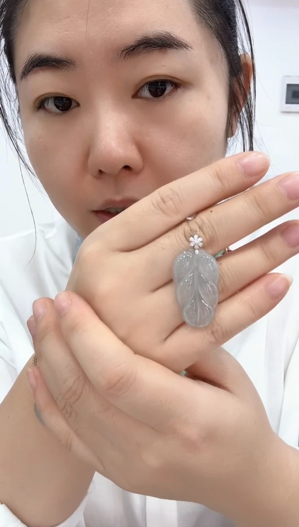 颈饰18K金镶嵌翡翠翡翠叶子吊坠