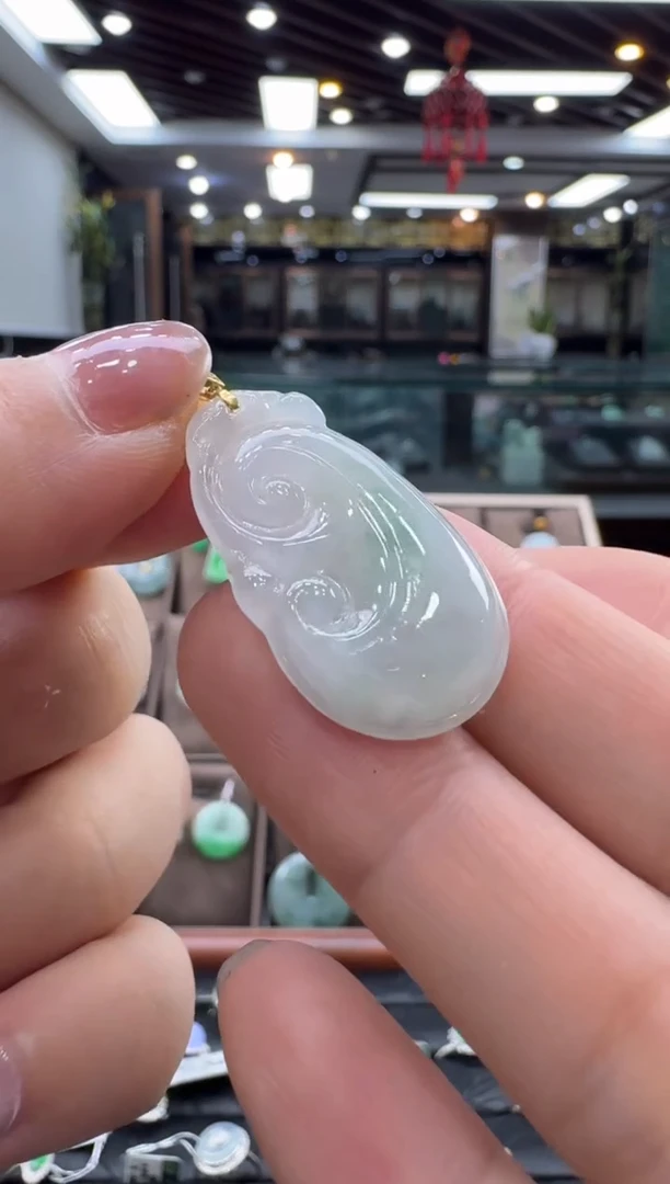 颈饰18K金镶嵌翡翠如意