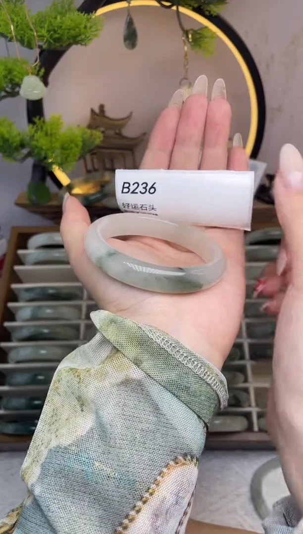 未镶嵌手镯石英质玉B236