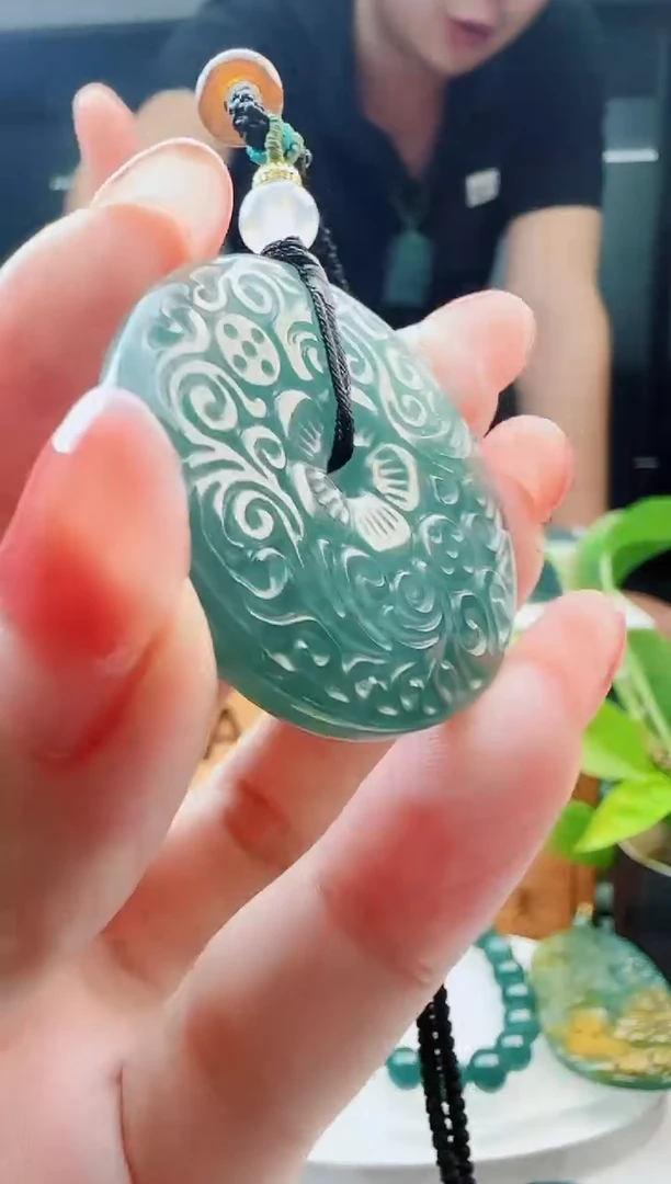 翡翠未镶嵌颈饰多样性发货其中一件