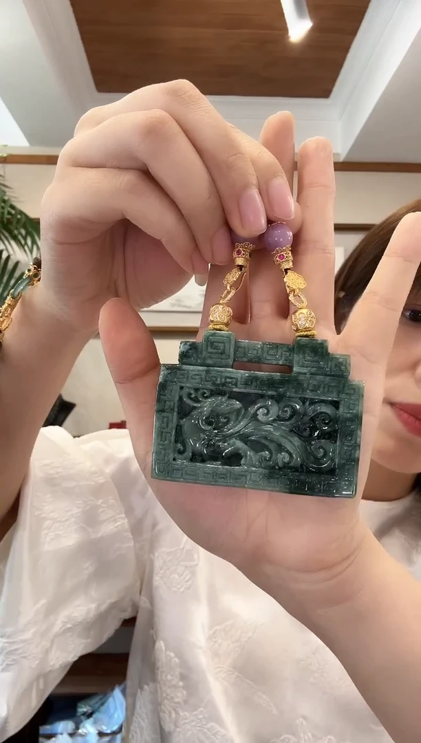 翡翠未镶嵌颈饰国风