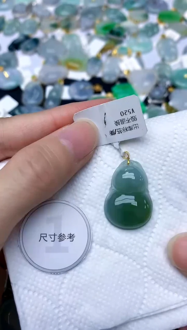 颈饰18K金镶嵌翡翠天然A货翡翠