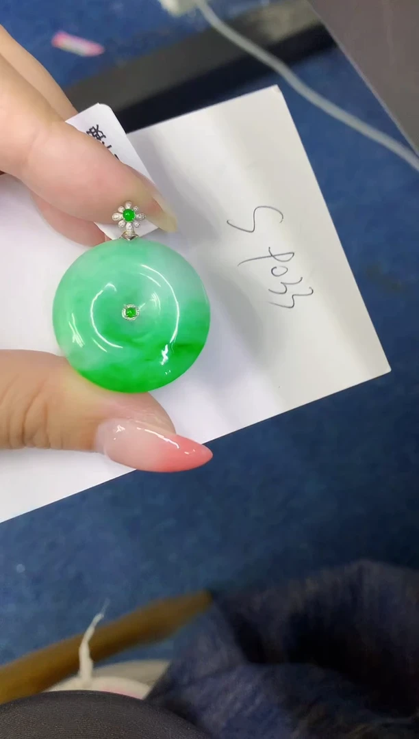 翡翠18K金镶嵌颈饰缅甸天然翡翠A货